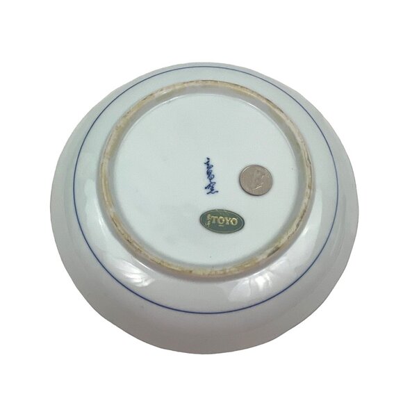 Toyo Japanese Blue and White Porcelain Plate With Floral Design - Picture 7 of 7